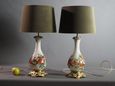 Paire de lampes opaline peinte XIXe siècle, anciennement lampes à huile