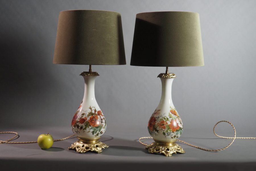 Paire de lampes opaline peinte XIXe siècle, anciennement lampes à huile