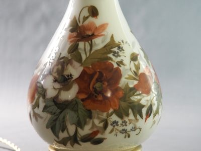 Paire de lampes opaline peinte XIXe siècle, anciennement lampes à huile