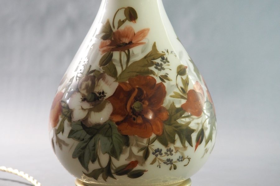Paire de lampes opaline peinte XIXe siècle, anciennement lampes à huile