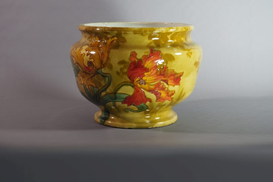 Grand cache-pot en faïence française vers 1890–1910, dans l’esprit de Théodore Deck