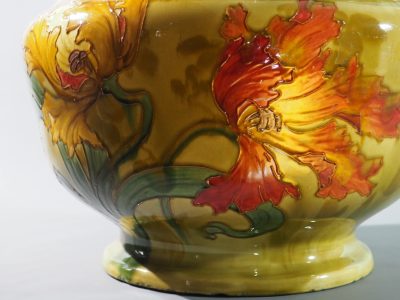 Grand cache-pot en faïence française vers 1890–1910, dans l’esprit de Théodore Deck