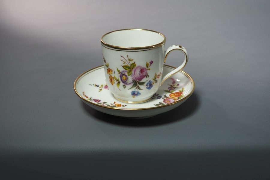 Tasse et soucoupe en porcelaine française fin XIXe siècle, décor floral peint à la main, marque Rihouet