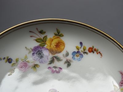 Tasse et soucoupe en porcelaine française fin XIXe siècle, décor floral peint à la main, marque Rihouet