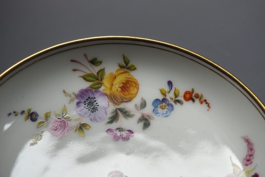 Tasse et soucoupe en porcelaine française fin XIXe siècle, décor floral peint à la main, marque Rihouet