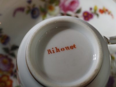 Tasse et soucoupe en porcelaine française fin XIXe siècle, décor floral peint à la main, marque Rihouet