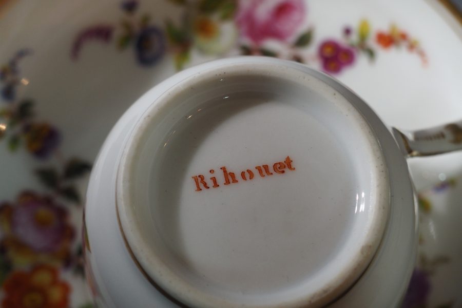 Tasse et soucoupe en porcelaine française fin XIXe siècle, décor floral peint à la main, marque Rihouet