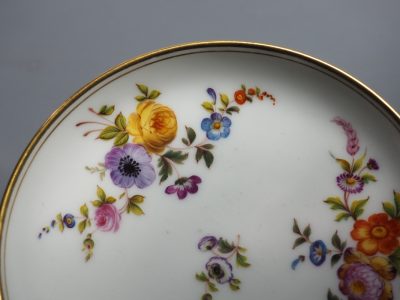 Tasse et soucoupe en porcelaine française fin XIXe siècle, décor floral peint à la main, marque Rihouet