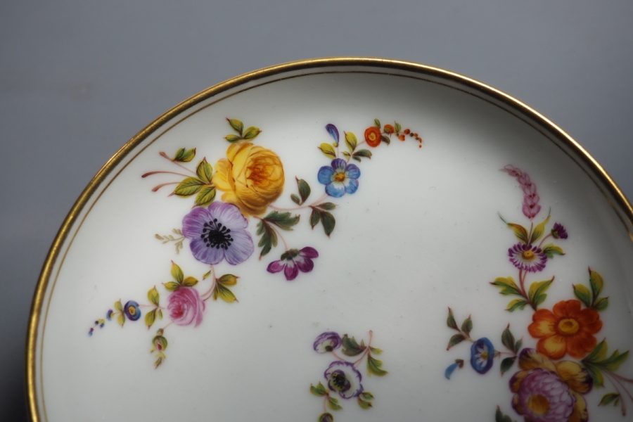 Tasse et soucoupe en porcelaine française fin XIXe siècle, décor floral peint à la main, marque Rihouet