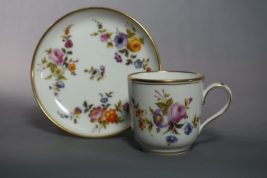 Tasse et soucoupe en porcelaine française fin XIXe siècle, décor floral peint à la main, marque Rihouet