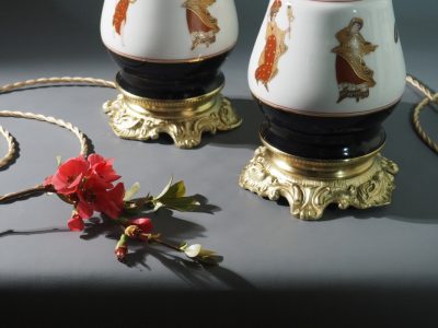 Paire de lampes en porcelaine et bronze, décor mythologique, France vers 1820–1850
