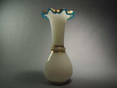 Vase en opaline française du XIXe siècle