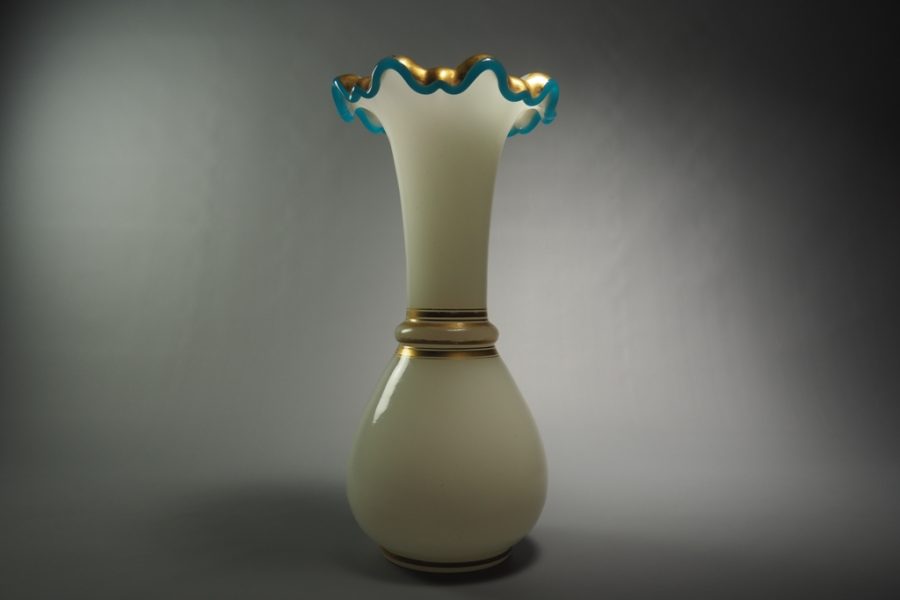 Vase en opaline française du XIXe siècle