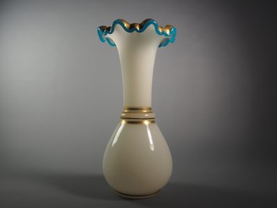 Vase en opaline française du XIXe siècle