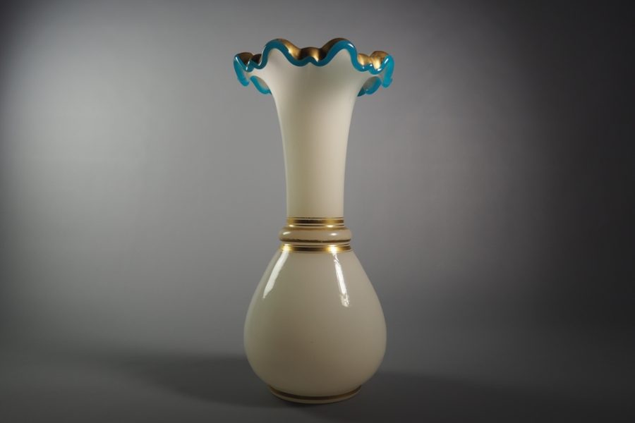 Vase en opaline française du XIXe siècle